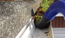 Gutter cleaning vacuum